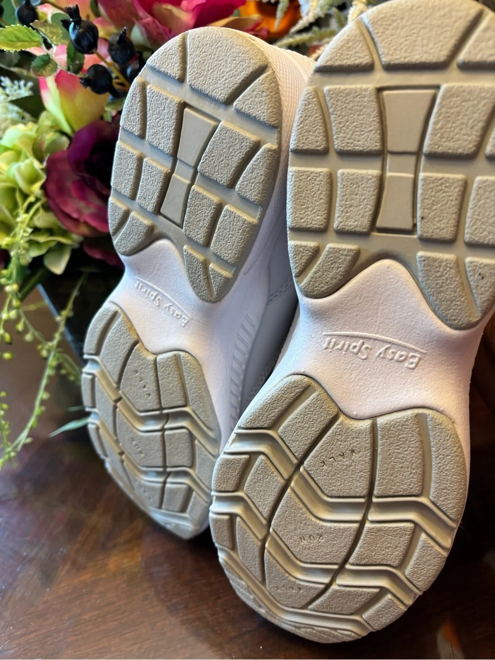 Easy Spirit White Womens Light Activity Sneakers NWT Size 8